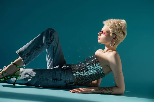 Full Length Tattooed Albino Model Pink Sunglasses Posing Trendy Clothes — Stock Photo, Image