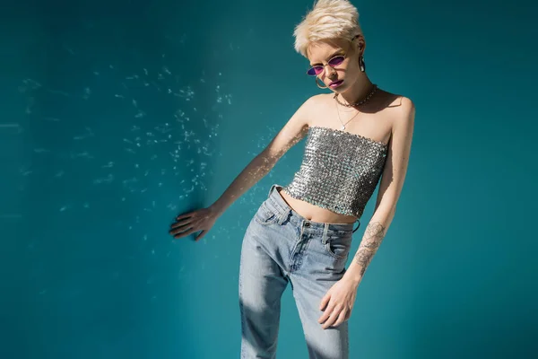 Tattooed Albino Model Trendy Sunglasses Stylish Outfit Posing Blue Wall — Stock Photo, Image