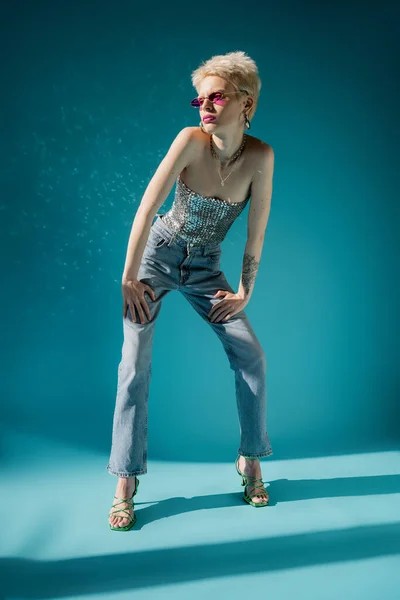 Ganzkörpertätowiertes Albino Model Trendiger Pinkfarbener Sonnenbrille Und Modischem Outfit Posiert — Stockfoto