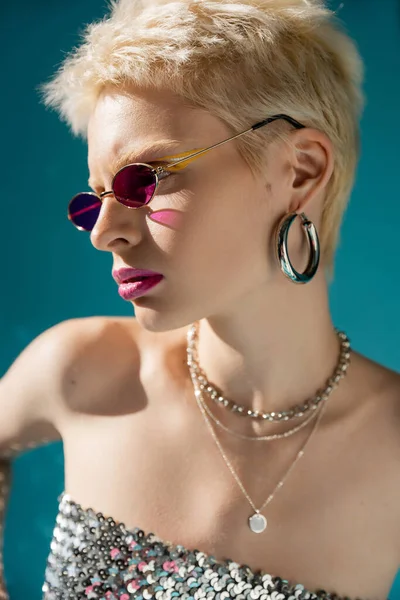 Portrét Blonďatého Modelu Stylových Růžových Slunečních Brýlích Špercích Pózujících Modré — Stock fotografie