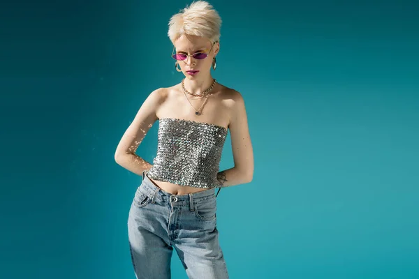 Tattooed Albino Model Pink Sunglasses Fashionable Outfit Posing Blue Background — Stock Photo, Image