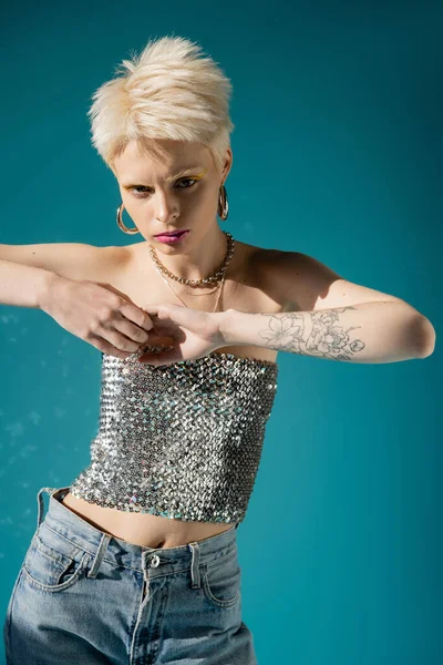 Modelo Albino Tatuado Roupa Moda Olhando Para Câmera Fundo Azul — Fotografia de Stock