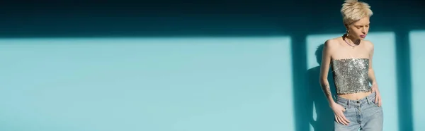 Альбинос Женщина Блестящем Топе Блестками Джинсами Позирует Синем Фоне Баннер — стоковое фото