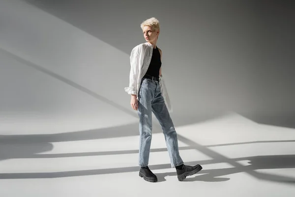 Albino Frau Schwarzem Tank Top Und Weißem Hemd Posiert Auf — Stockfoto