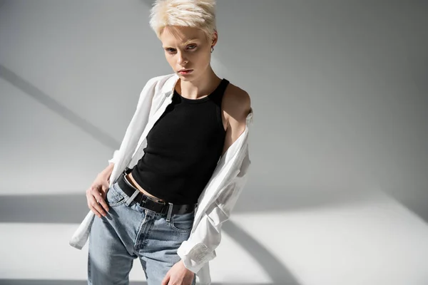 Albino Kvinna Svart Tank Top Och Vit Skjorta Poserar Grå — Stockfoto
