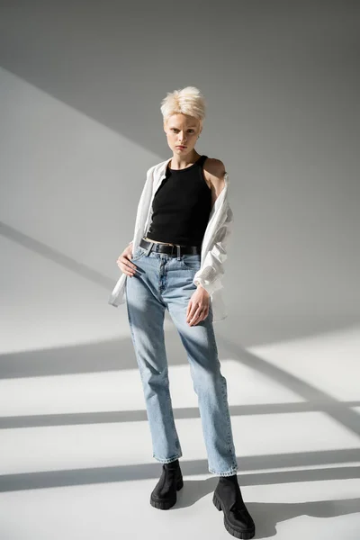 Full Length Albino Woman Tank Top White Shirt Posing Grey — Stock Photo, Image