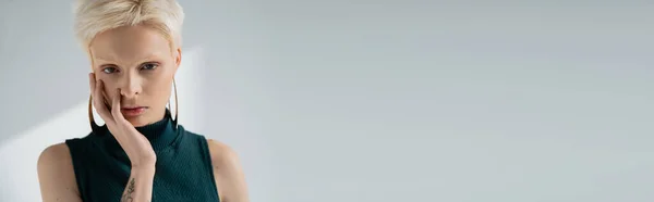 Татуированная Модель Альбиноса Светлой Кожей Касающейся Лица Рукой Взгляде Камеру — стоковое фото