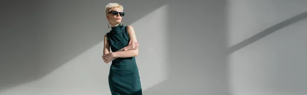 Femme Blonde Avec Peau Claire Tatouage Posant Dans Des Lunettes — Photo