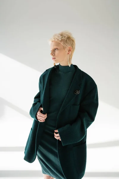 Junge Albino Frau Grünem Kleid Und Mantel Posiert Auf Grauem — Stockfoto
