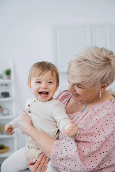 Alegrou Bebê Menina Segurando Colher Perto Sorrindo Avó Cozinha — Fotografia de Stock