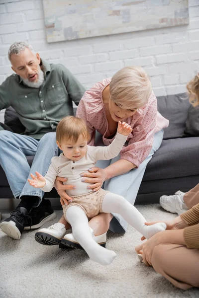 Glücklich Reife Frau Spaß Mit Kleinkind Enkelin Der Nähe Familie — Stockfoto