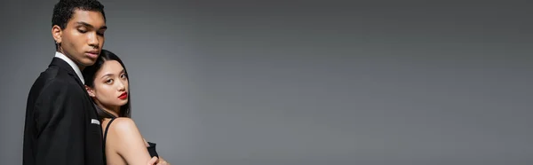 Елегантна Азіатська Жінка Дивиться Камеру Біля Елегантного Афроамериканського Чоловіка Ізольовано — стокове фото