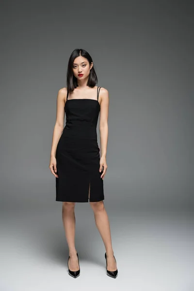 Longitud Completa Esbelta Mujer Asiática Vestido Correa Negro Mirando Cámara — Foto de Stock