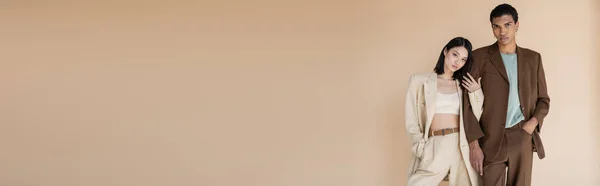 Νεαρό Διαφυλετικό Ζευγάρι Μοντέρνα Κοστούμια Που Στέκονται Χέρια Στις Τσέπες — Φωτογραφία Αρχείου