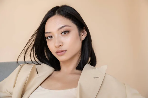 Retrato Morena Asiática Mulher Marfim Blazer Olhando Para Câmera Fundo — Fotografia de Stock