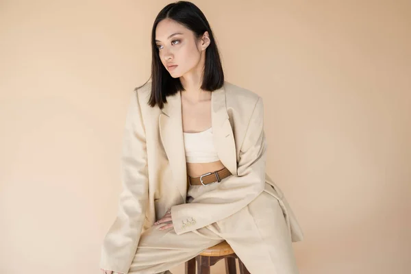 Moda Mulher Asiática Terno Marfim Sentado Nas Fezes Olhando Para — Fotografia de Stock
