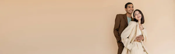 Mosolygós Afro Amerikai Férfi Átöleli Boldog Ázsiai Elefántcsont Öltöny Elszigetelt — Stock Fotó