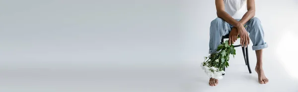 Частковий Вид Босоніж Афроамериканця Джинсах Сидять Стільці Букетом Сірому Фоні — стокове фото