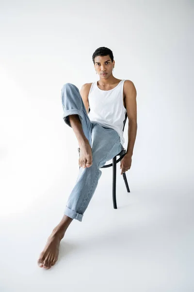 Intera Lunghezza Dell Uomo Afroamericano Piedi Nudi Jeans Blu Canotta — Foto Stock