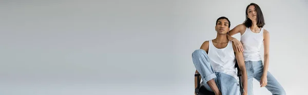 Sensuale Donna Asiatica Jeans Canotta Guardando Fotocamera Vicino Ragazzo Americano — Foto Stock