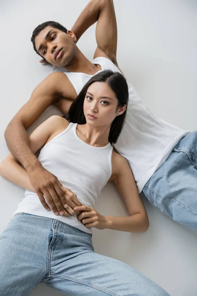 Ovanifrån Ung Asiatisk Kvinna Tank Top Och Jeans Ligger Nära — Stockfoto
