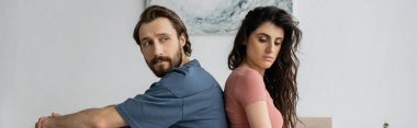 Üzgün kadın arka arkaya oturuyor evde aseksüel erkek arkadaşıyla, afiş 