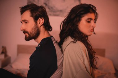 Mutlu olmayan çift akşamları sırt sırta oturuyor. 