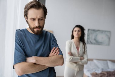 Perdenin yanında duran ve evde kız arkadaşını bulanıklaştıran bir adam suç işledi 