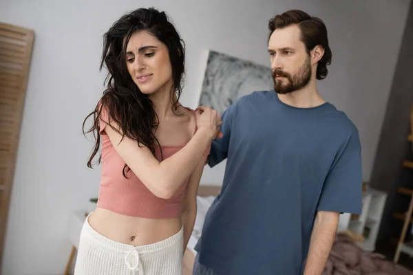 Bearded Man Touching Shoulder Stressed Girlfriend Pajama Bedroom — Stock Photo, Image
