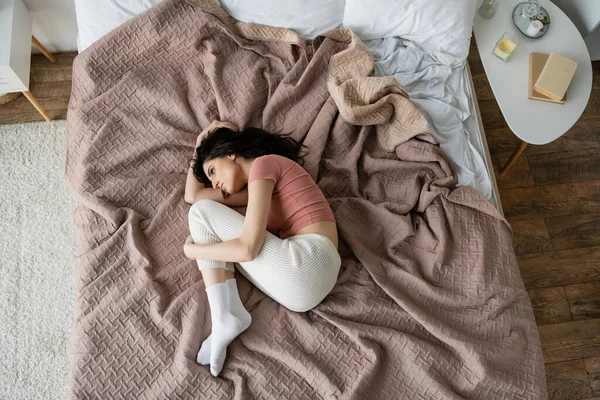 Vista Superior Mujer Deprimida Pijama Acostada Cama Casa — Foto de Stock