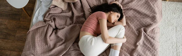 Evde Pijamalı Sinirli Esmer Bir Kadının Yatakta Yatışı Afiş — Stok fotoğraf