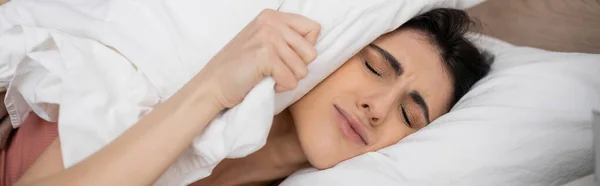 Недовольная Женщина Кладет Подушку Голову Кровать Утром Баннер — стоковое фото