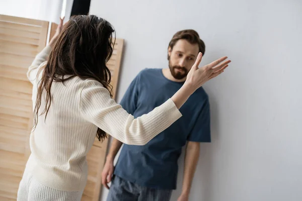 Brunette Woman Quarrelling Frustrated Blurred Boyfriend Home — Stock Photo, Image