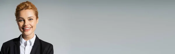 Портрет Улыбающейся Рыжей Предпринимательницы Черном Блейзере Смотрящей Камеру Изолированную Сером — стоковое фото