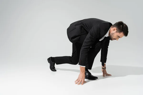 Πλαϊνή Άποψη Του Επιχειρηματία Μαύρο Κοστούμι Στέκεται Χαμηλή Θέση Εκκίνησης — Φωτογραφία Αρχείου