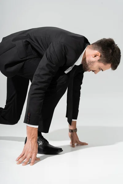 Πλαϊνή Άποψη Του Σκόπιμου Επιχειρηματία Μαύρο Κοστούμι Στέκεται Χαμηλή Θέση — Φωτογραφία Αρχείου