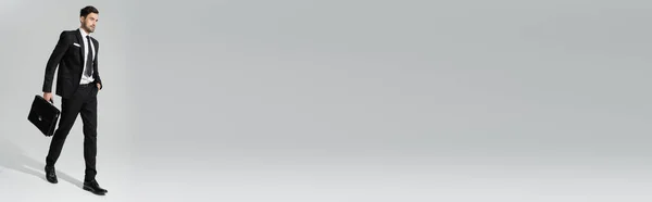 Полная Длина Молодого Бизнесмена Черном Костюме Ходьба Кожаным Портфелем Сером — стоковое фото
