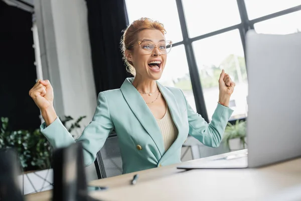Overjoyed Businesswoman Eyeglasses Shouting Showing Win Gesture Blurred Laptop Office — Stock Photo, Image