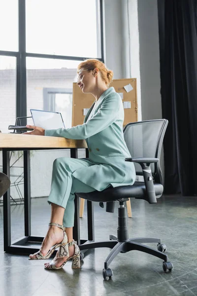 Full Length Businesswoman Trendy Suit Sitting Workplace Office — Stock Photo, Image