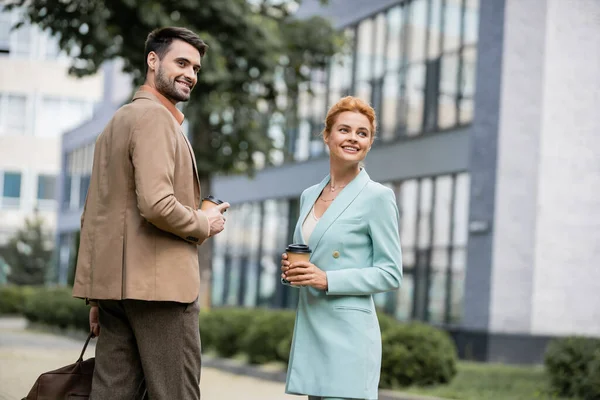 Smiling Business People Fashionable Clothes Holding Coffee Looking Away City — Stock Photo, Image