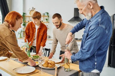 Bir grup insan lokantada kahvaltı yapıyor. Aile kavramı