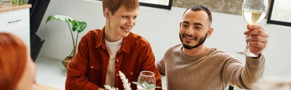 Baard Gay Man Toasten Met Wijn Buurt Glimlachende Vriend Wazig — Stockfoto