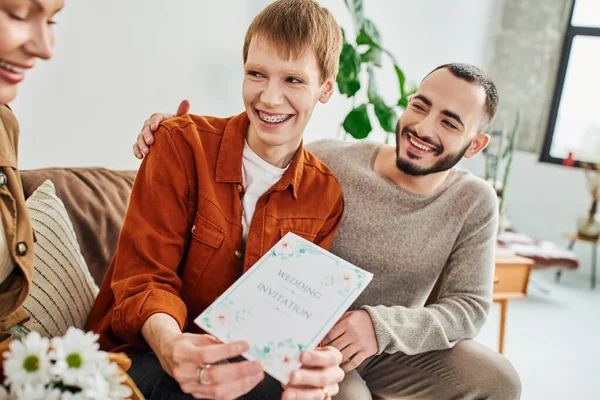 Alegre Gay Hombre Mostrando Boda Invitación Sonriente Madre Casa — Foto de Stock