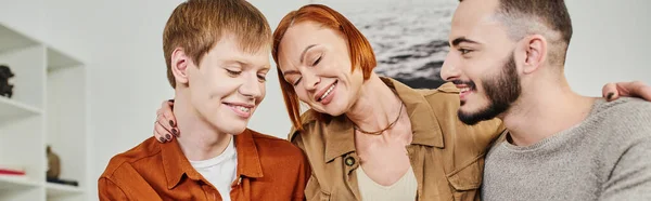 Mulher Alegre Com Olhos Fechados Abraçando Sorridente Gay Homem Filho — Fotografia de Stock