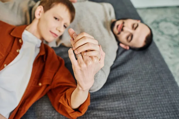 Alto Ângulo Vista Feliz Gay Casal Segurando Mãos Enquanto Deitado — Fotografia de Stock