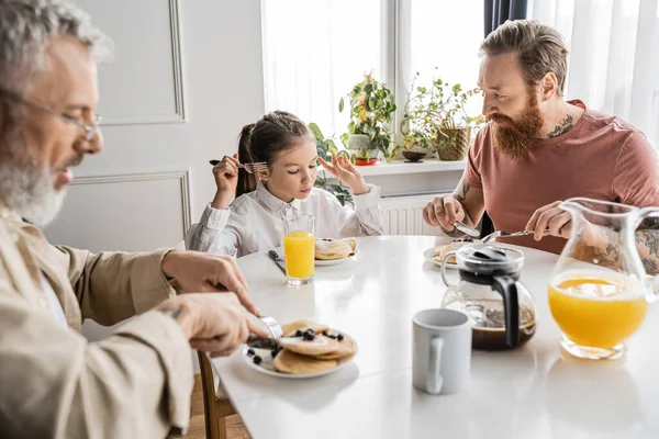 Tonåring Flicka Äter Frukost Med Homosexuella Föräldrar Hemma Morgonen — Stockfoto