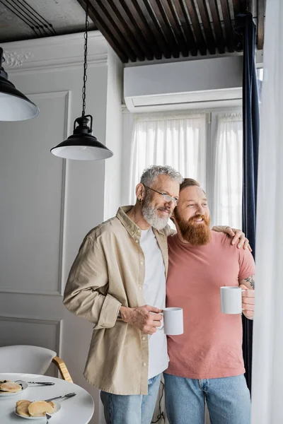 Ώριμος Γκέι Άντρας Αγκαλιάζει Χαρούμενο Σύντροφο Καφέ Κοντά Στο Πρωινό — Φωτογραφία Αρχείου