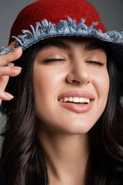 Närbild Ung Charmig Kvinna Med Felfri Naturlig Makeup Poserar Denim — Stockfoto