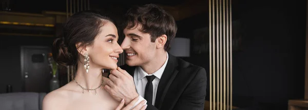 Felice Sposo Abito Nero Con Cravatta Faccia Toccante Affascinante Sposa — Foto Stock