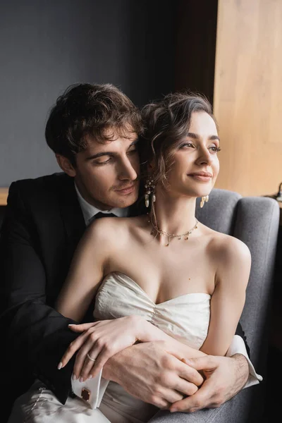 Bello Sposo Abito Nero Che Abbraccia Affascinante Sposa Abito Bianco — Foto Stock